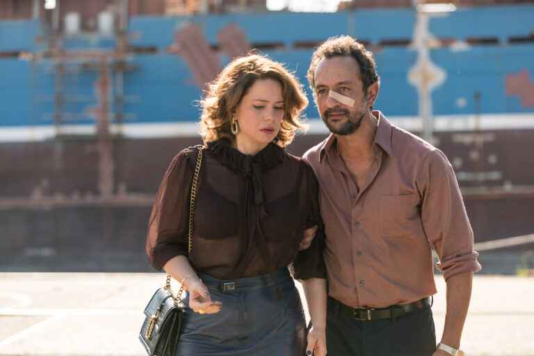 Leandra Leal e Irandhir Santos em Os Enforcados