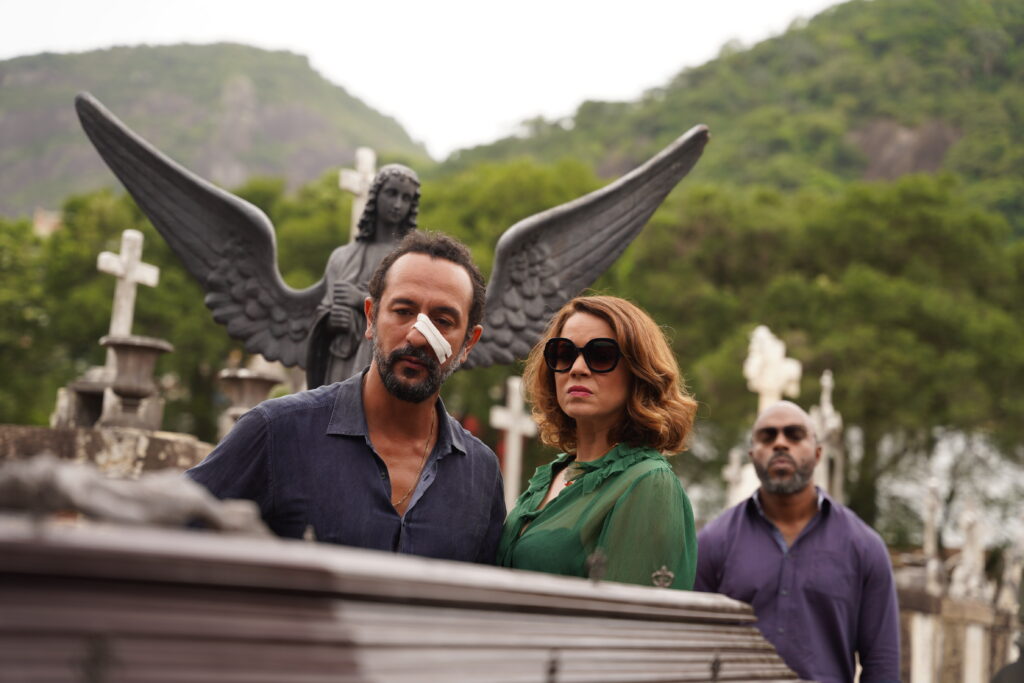 Leandra Leal e Irandhir Santos em Os Enforcados, cena do cemitério