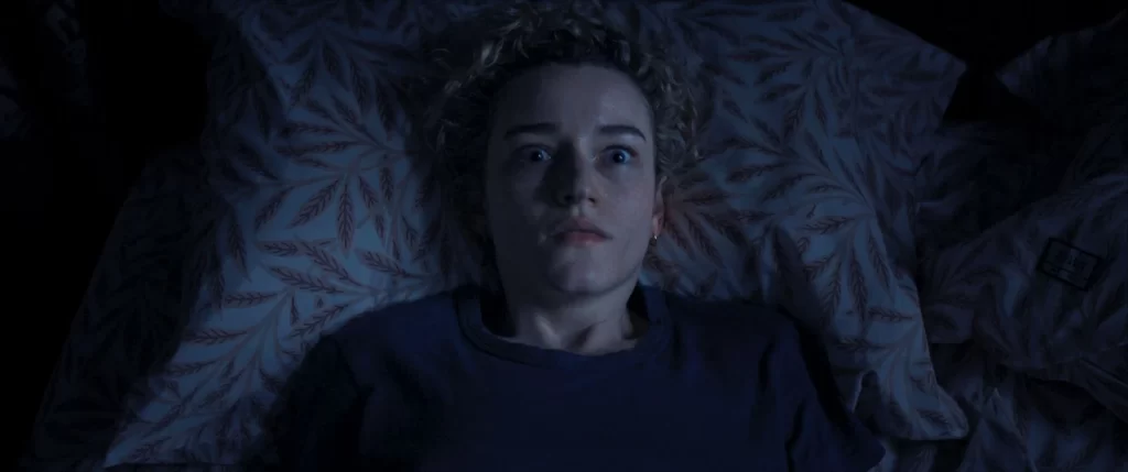julia garner em a hora do mal